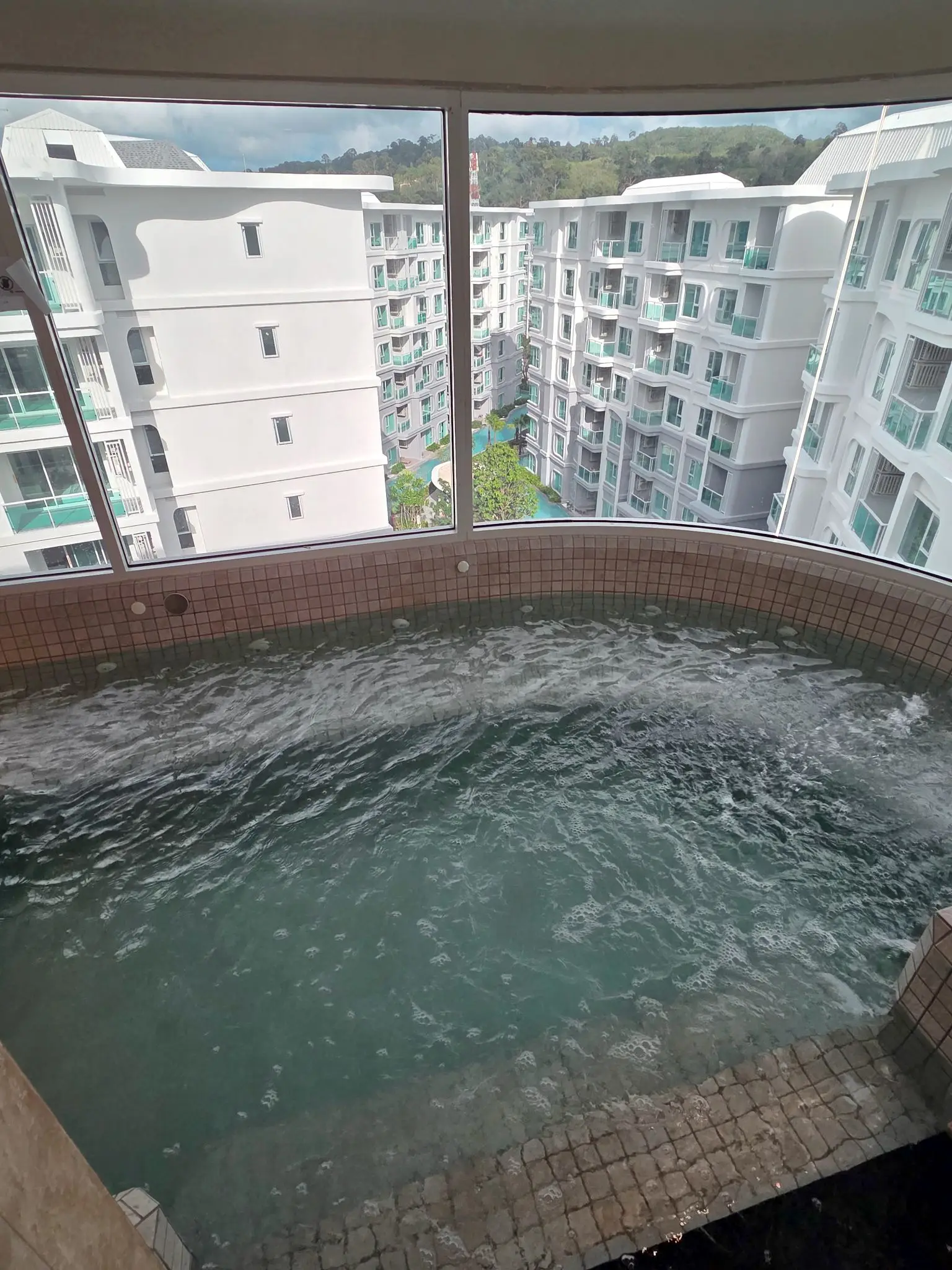 Onsen jacuzzi, sauna & steam
